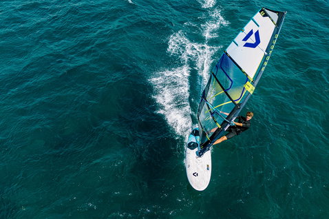 Duotone E_Pace voile de freeride lors de la planche à voile sur l'océan