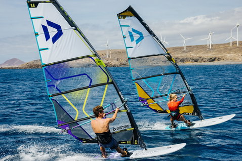 Duotone E Pace voile de freeride lors de windsurf sur l'océan avec littoral volcanique