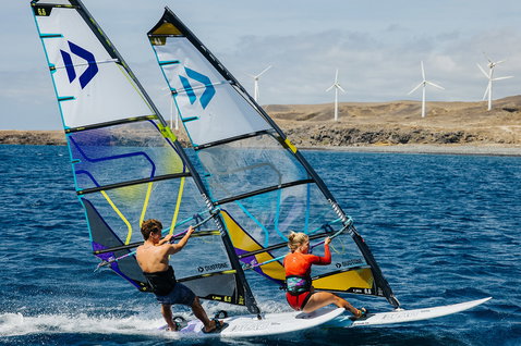 Duotone E_Pace voile freeride lors de windsurf freeride en océan ouvert avec côte volcanique