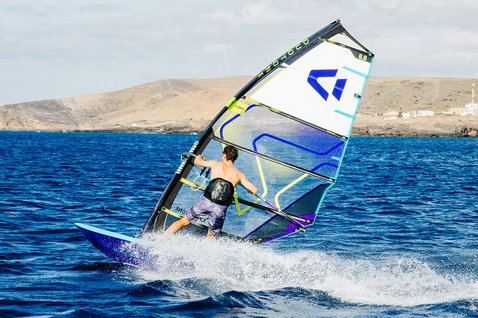 Duotone E_Pace voile freeride 6,6 m² pendant le windsurf sur l'océan