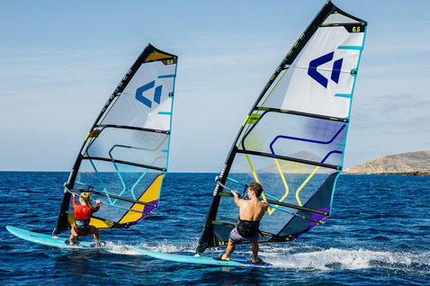 Duotone E_Pace voile freeride pendant le windsurf sur océan ouvert près d'une côte rocheuse