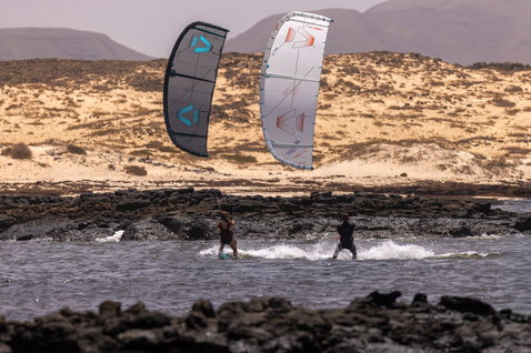 Duotone Evo SLS LEI kite durante el kitesurf en una costa rocosa