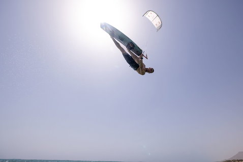 Duotone Evo SLS Concept Blue LEI kite durante el kitesurf en la playa del océano