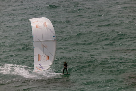 Duotone Evo SLS Concept Blue LEI kite durante el kitesurf en el océano