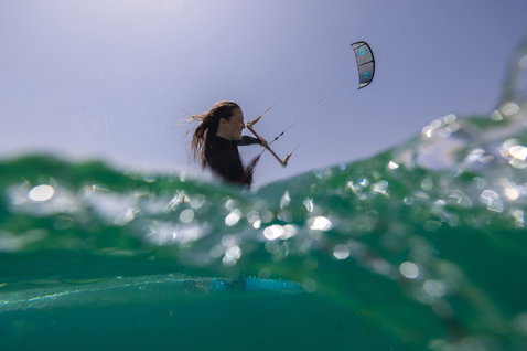 Duotone Evo SLS Concept Blue LEI kite durante el kitesurf en el océano
