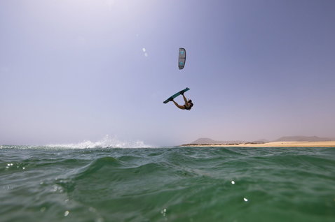 Duotone Evo SLS LEI kite durante el kitesurf en una playa oceánica
