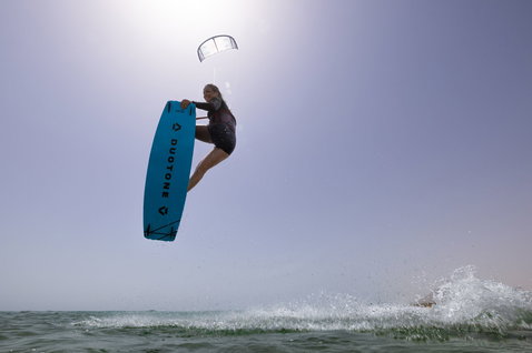 Duotone Evo SLS LEI kite durante el kitesurf en una playa oceánica