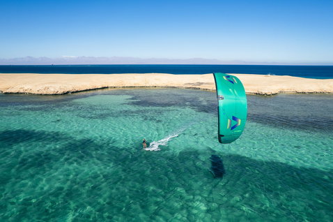 Duotone Evo SLS LEI kite while kitesurfing in a tropical lagoon with shallow clear water