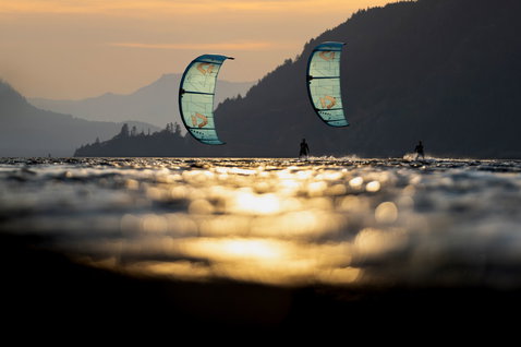 Duotone Rebel D/LAB LEI kite durante il kitesurf in un canyon fluviale di montagna