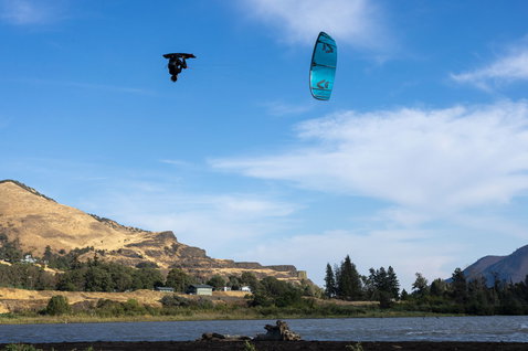 Duotone Rebel D/LAB LEI kite durante il kitesurf al Columbia River Gorge, Oregon