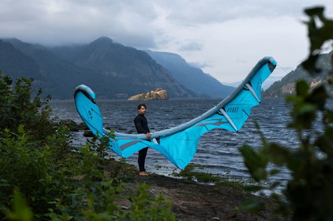 Duotone Rebel D/LAB LEI kite durante il kitesurf sulla riva di un lago di montagna
