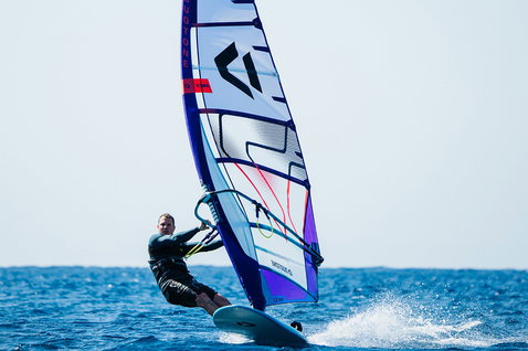 Duotone S_Pace Freeride-Segel beim Windsurfen auf dem offenen Ozean