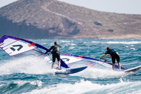 Duotone S_Pace Freeride-Segel beim Freeride-Windsurfen im offenen Ozean mit Vulkanhang