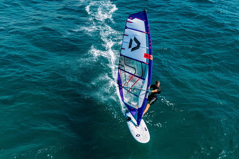 Duotone S_Pace Freeride Windsurf-Segel beim Freeriden auf dem offenen Ozean