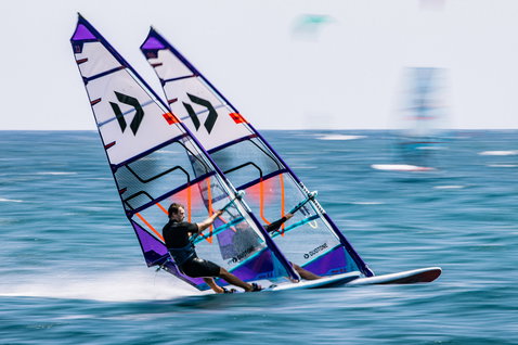 Duotone S_Pace Freeride Windsurf-Segel beim Freeriden auf dem offenen Ozean