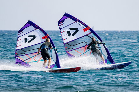 Duotone S_Pace Freeride Windsurf-Segel beim Windsurfen auf dem offenen Meer