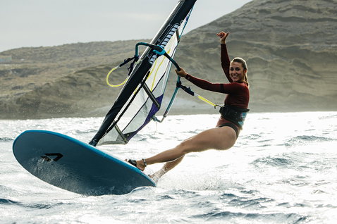 Planche de windsurf Duotone Eagle 2026 lors du windsurf sur une côte rocheuse avec falaises