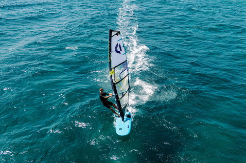 Planche de windsurf Duotone Eagle 2026 lors du windsurf en pleine mer