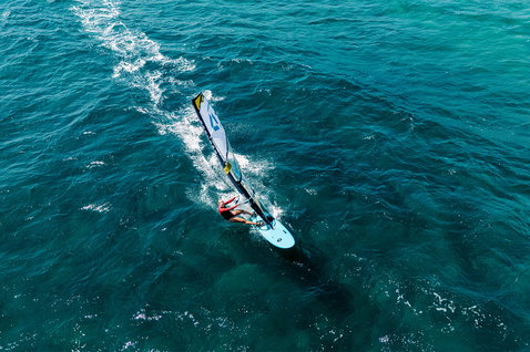 Duotone Eagle planche de windsurf lors de windsurf freeride en océan ouvert