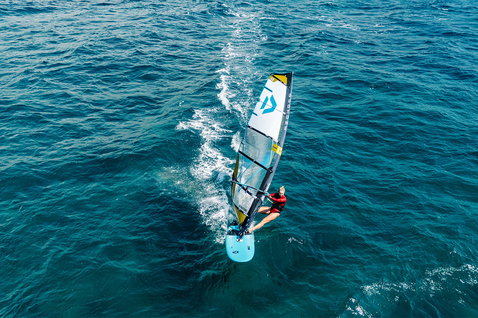 Planche de windsurf Duotone Eagle lors d'une session freeride sur l'océan