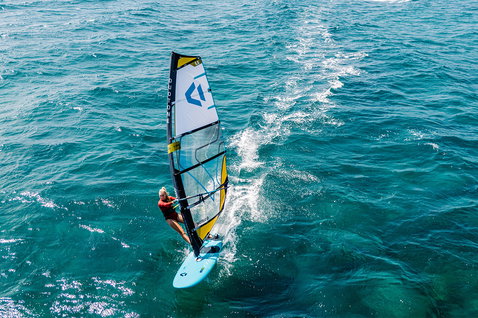 Planche de windsurf Duotone Eagle lors d'une session windsurf sur l'océan