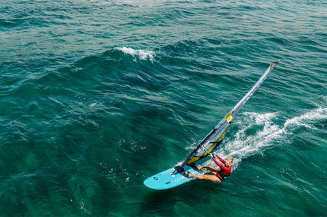 Duotone Eagle planche de windsurf lors d'une session freeride sur l'océan ouvert
