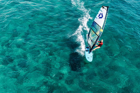 Duotone Eagle SLS planche de windsurf lors de windsurf freeride en océan ouvert sur récif peu profond