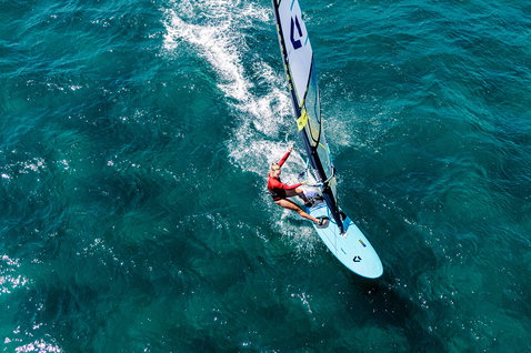Duotone Eagle SLS planche de windsurf lors du windsurf en pleine mer