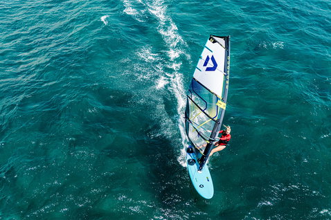 Planche de windsurf Duotone Eagle SLS en freeride sur l'océan