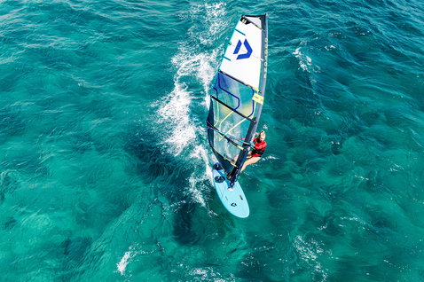Planche de windsurf Duotone Eagle SLS en windsurf dans un océan tropical