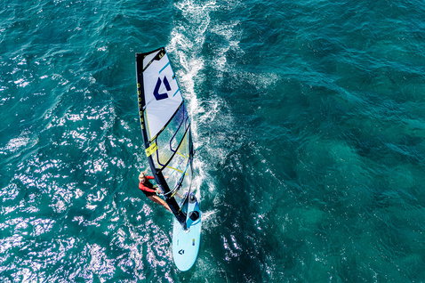 Duotone Eagle SLS planche de windsurf lors d'une session de windsurf sur l'océan ouvert