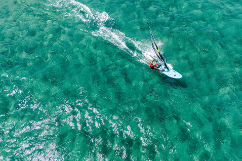 Duotone Eagle SLS planche de windsurf en freeride sur l'océan ouvert