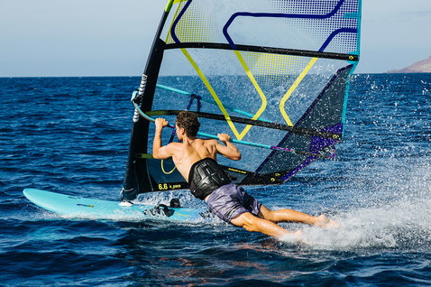 Duotone Eagle SLS planche de windsurf en freeride sur l'océan ouvert près d'un cap rocheux