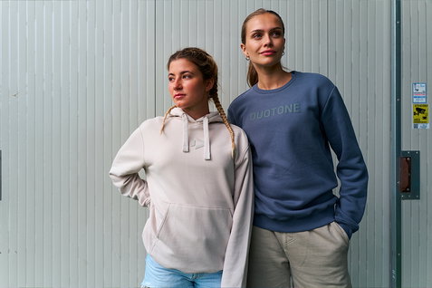 Duotone Sweater Signature Originals unisex col rond en bleu ardoise porté par un modèle en extérieur