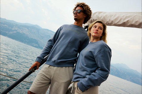 Duotone Sweater Signature Originals unisexe col rond sur un bateau au bord du lac en bleu ardoise