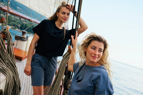 T-shirt femme Duotone Signature Originals en bleu marine et bleu ardoise lors d'une sortie en voilier
