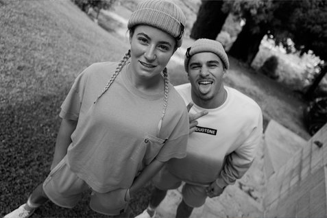 Duotone Apparel T-shirt porté dans un parc en plein air en gris clair