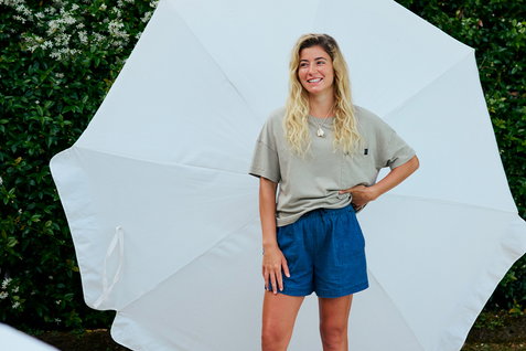 T-shirt Duotone Apparel porté en extérieur dans un jardin en vert sauge et taupe