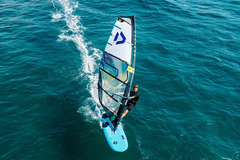 Duotone Blitz planche de windsurf lors du windsurf sur l'océan ouvert