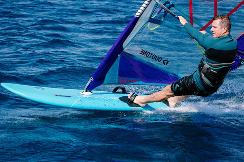 Duotone Blitz SB planche de windsurf lors de windsurf en pleine mer