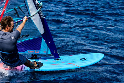 Duotone Blitz SLS planche de windsurf lors du windsurf sur l'océan ouvert