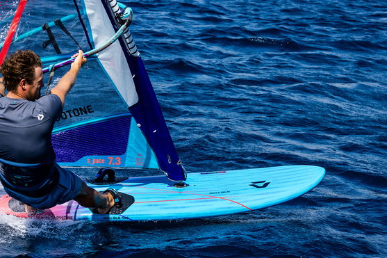 Duotone_Windsurfing_Blitz-SLS-(SB,-incl.-fin)_Action-Shots_1