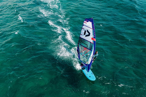 Duotone Blitz SLS planche de windsurf lors du windsurf sur l'océan ouvert