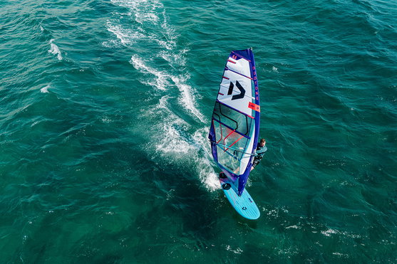 Duotone_Windsurfing_Blitz-SLS-(SB,-incl.-fin)_Action-Shots_4