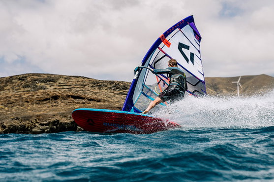 Duotone_Windsurfing_Blitz-SLS-(SB,-incl.-fin)_Action-Shots_2