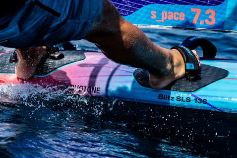 Planche de windsurf Duotone Blitz SLS en freeride sur l'océan ouvert