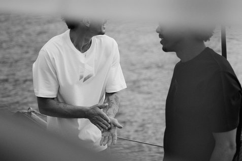 T-shirt Duotone Signature Originals homme en blanc porté au bord de l'eau
