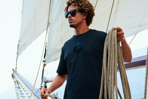 T-shirt Duotone Signature Originals homme en noir marine lors d'une sortie en voilier