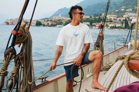 T-shirt Duotone Signature Originals homme en blanc porté sur un voilier sur le lac