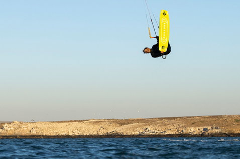 Duotone Gonzales kiteboard pendant le kitesurf sur un littoral rocheux en mer ouverte